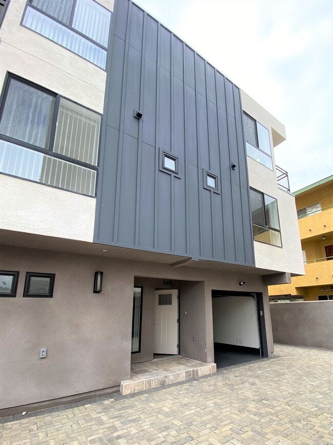 Photo - 545 N Kingsley Dr