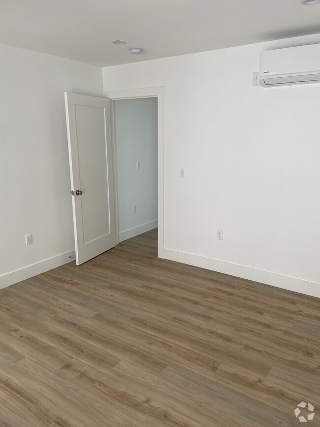 Building Photo - 2721 S Rimpau Blvd Unit 2723 Rental