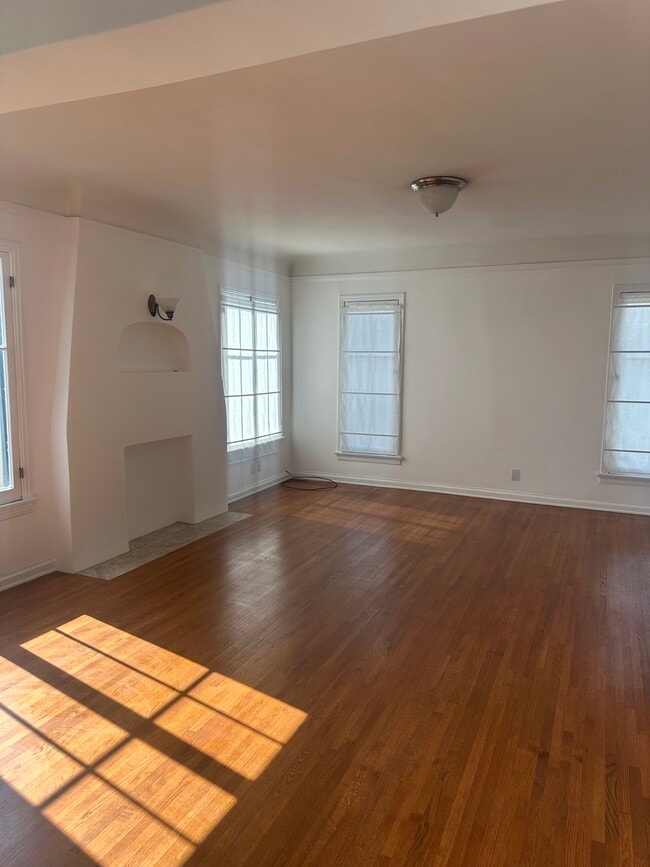 Living room - 612 N Plymouth Blvd Unit 612 12