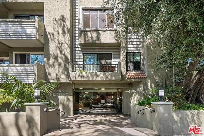 Building Photo - 1506 S Bentley Ave Unit 308