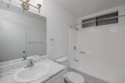 2BR, 2BA - 918SF - Primary Bathroom - Summer Brook Apartments