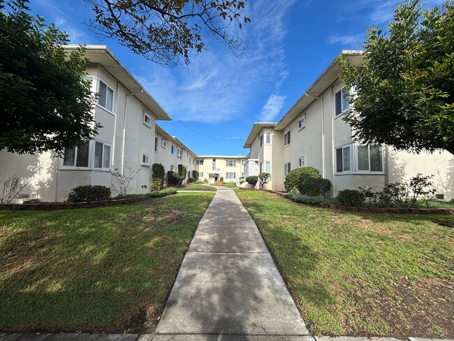 Building Photo - Chevy Chase, 719-729 Unit 719 #C