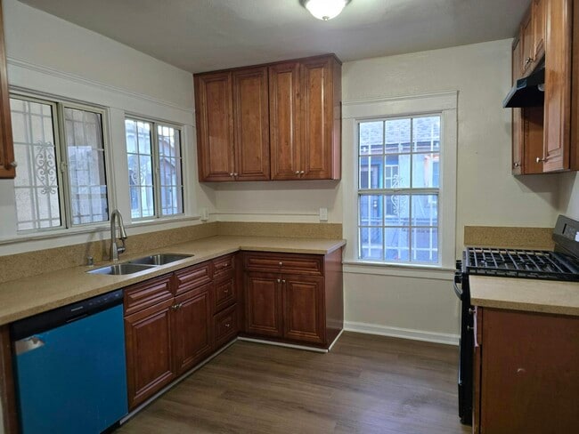 Photo - 916 W 59th Pl
