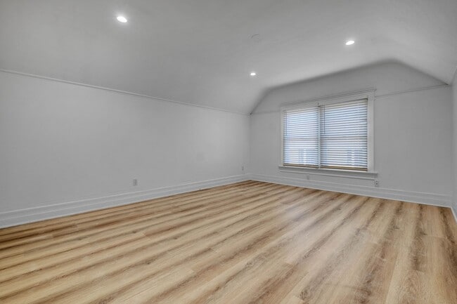 Photo - This spacious 1 bed, 1 bath apartment in a small, peaceful property in prime Lincoln Heights is n... Unit 2821 1/2
