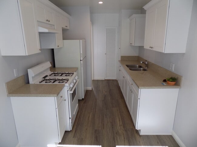 Kitchen - 33 Granada Ave