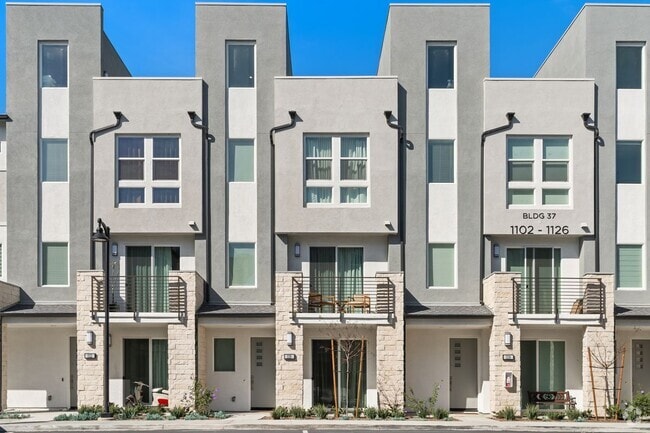 Building Photo - 1118 W Bushell St Rental