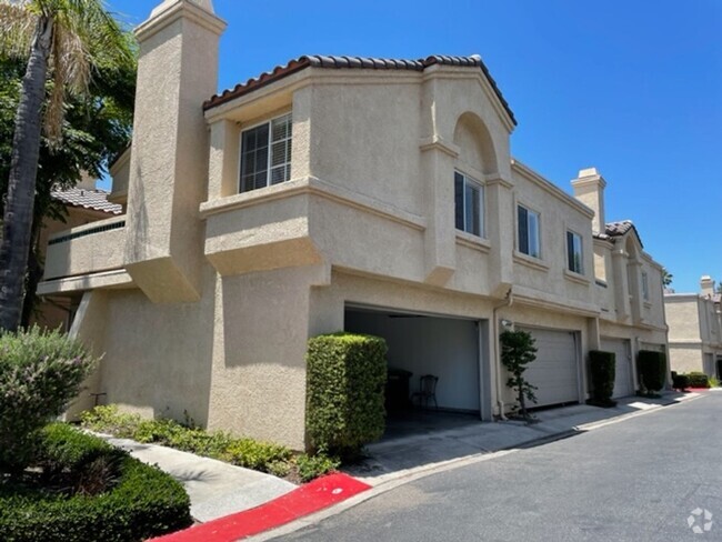 Building Photo - Beautiful 2 bedroom/2 bath end unit condo ...