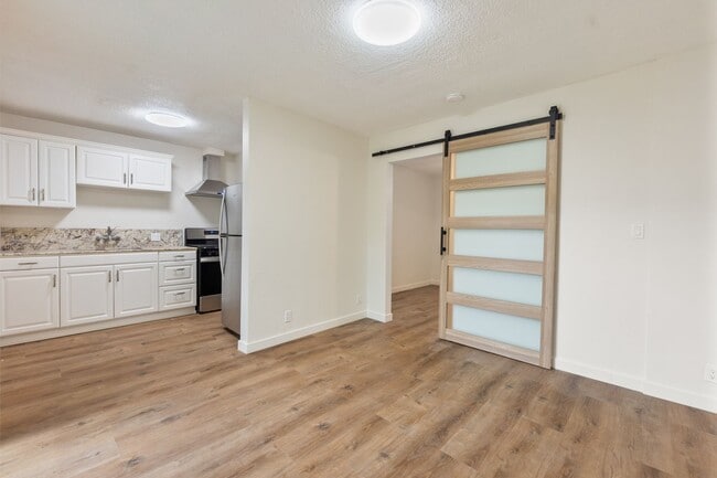 Building Photo - Catalina Apartments Unit F