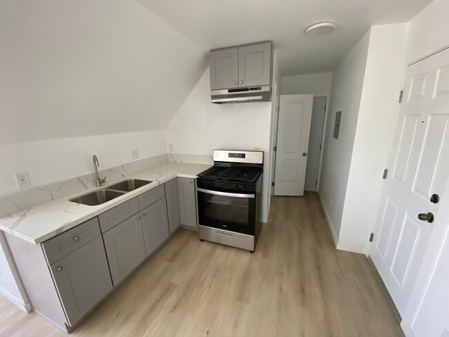 kitchen - 1917 E 2nd St Unit 3