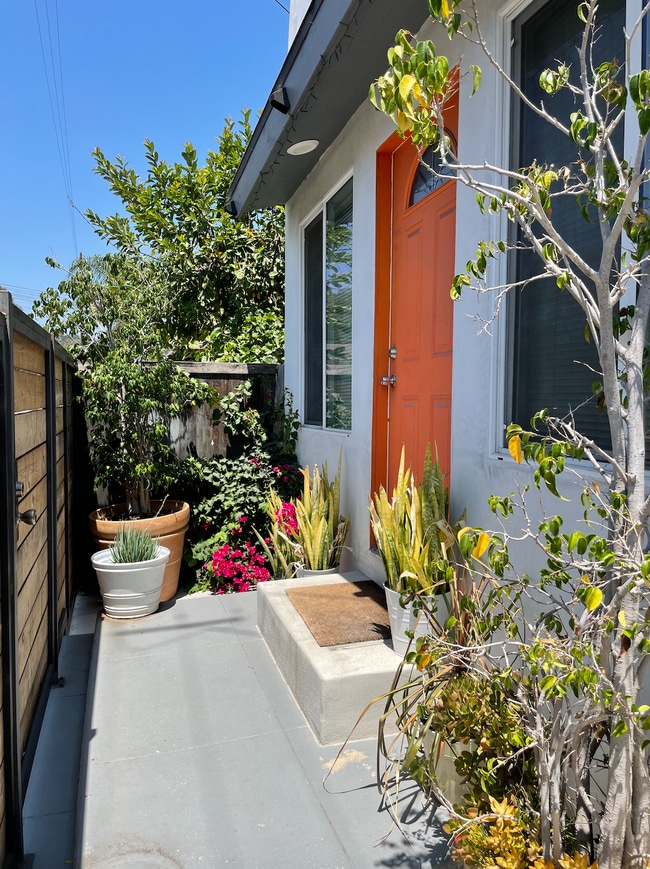 Private Entryway - 4540 Huntington Dr N