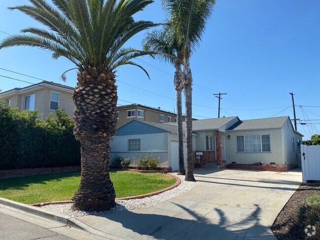 Building Photo - 3-Bed, 2-Bath Home, plus Bonus Room/Office...