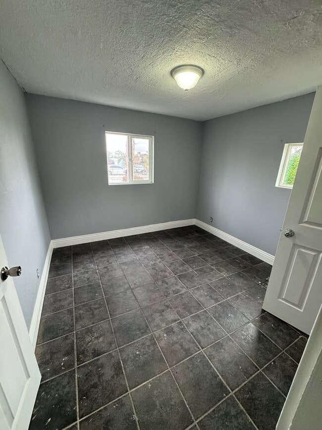 Photo - 435 E 5th St