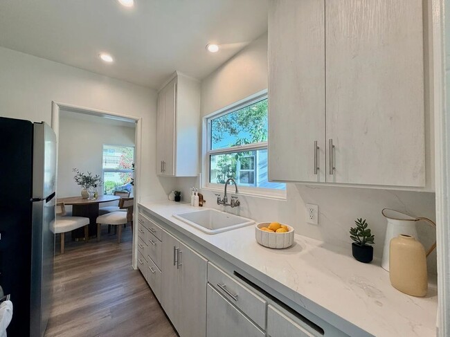 Photo - 2924 W Riverside Dr