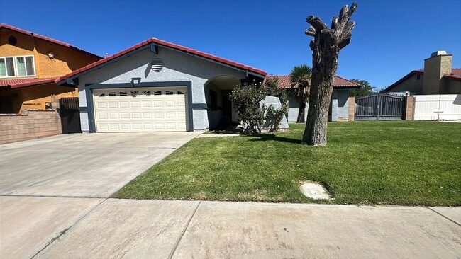 Building Photo - East Lancaster Home