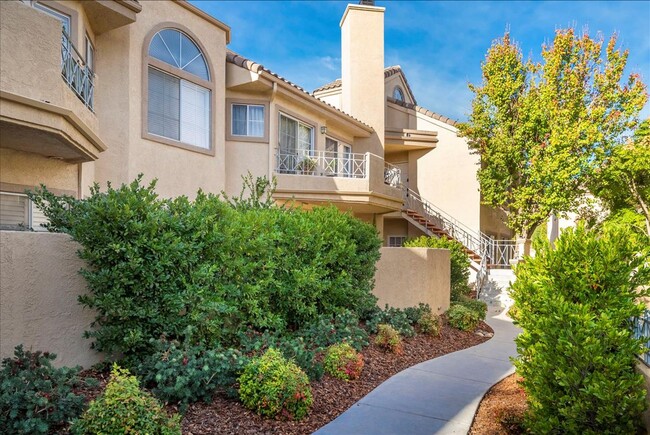 Building Photo - GREAT CONDO CLOSE TO VALENCIA MALL!