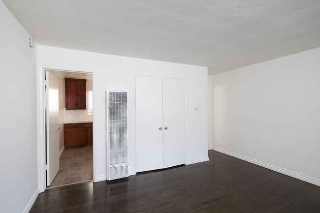 Photo - Talmadge Pacific Apartments