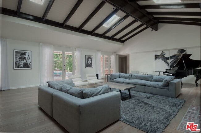 Photo - 1121 N Beverly Dr