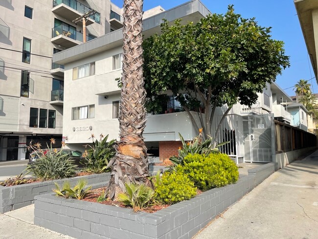 Photo - 3820 Mentone Ave