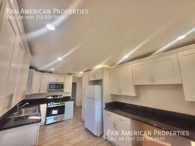 Building Photo - 1837 Mayflower Ave Unit A