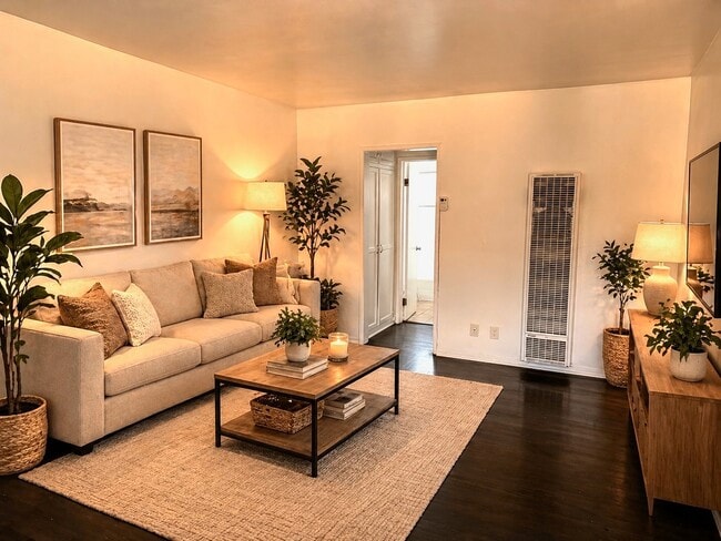 Building Photo - 6128 De Longpre Ave Unit Apartment 6