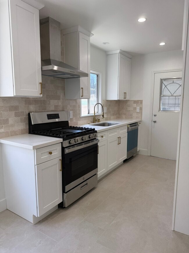 Photo - 11610 Oxnard St