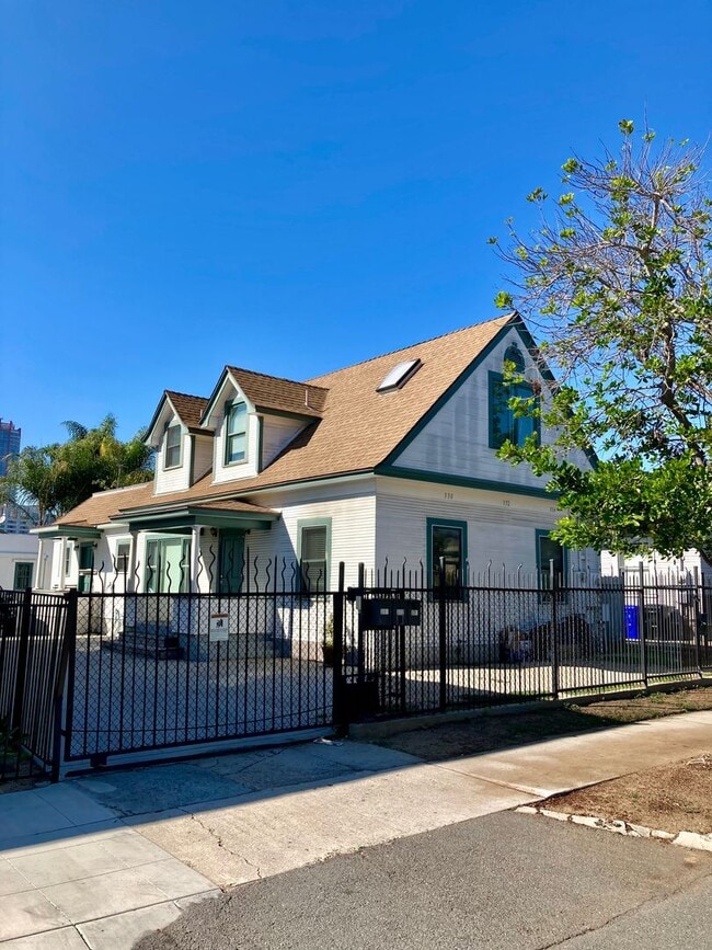Building Photo - Large 1 Bed 1 Bath in Sherman Heights Unit 332