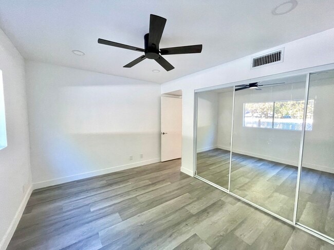 Building Photo - Modern 1-Bedroom Apartment in Gated Van Nu... Unit 8