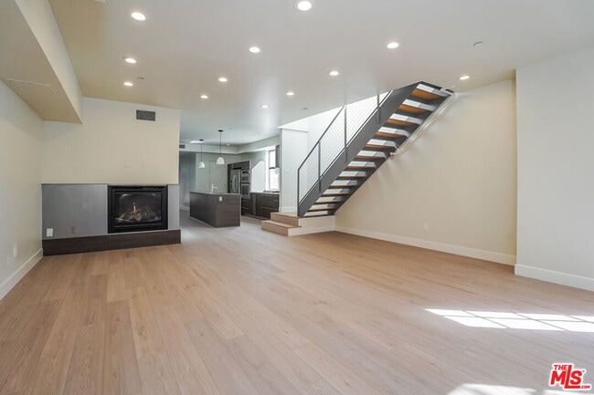 Building Photo - 1250 N Harper Ave Unit 305