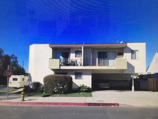 Building Photo - 3357 Oakhurst Ave.