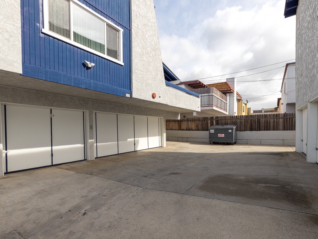 Garages - 2005 Pullman Ln Unit Front House