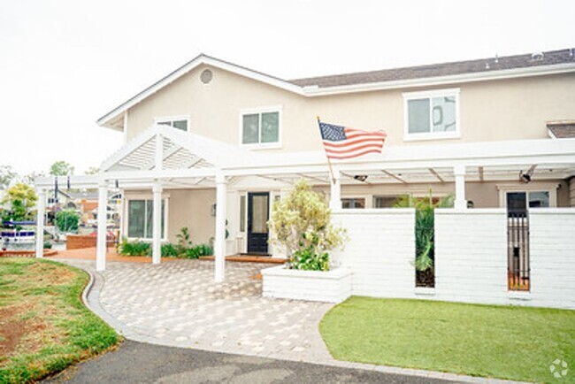 Building Photo - Waterfront 4 Bedroom Rental