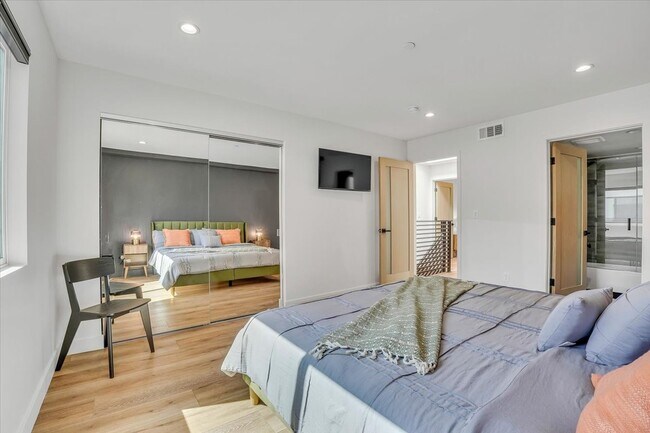 Photo - 14541 Weddington St