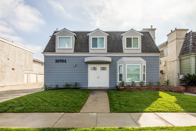 Building Photo - 16904 New Hampshire Ave Unit B