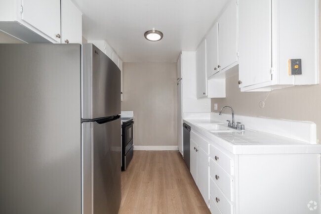 2BR, 2BA - 1,050SF - Kitchen - 925 N. Inglewood Ave.