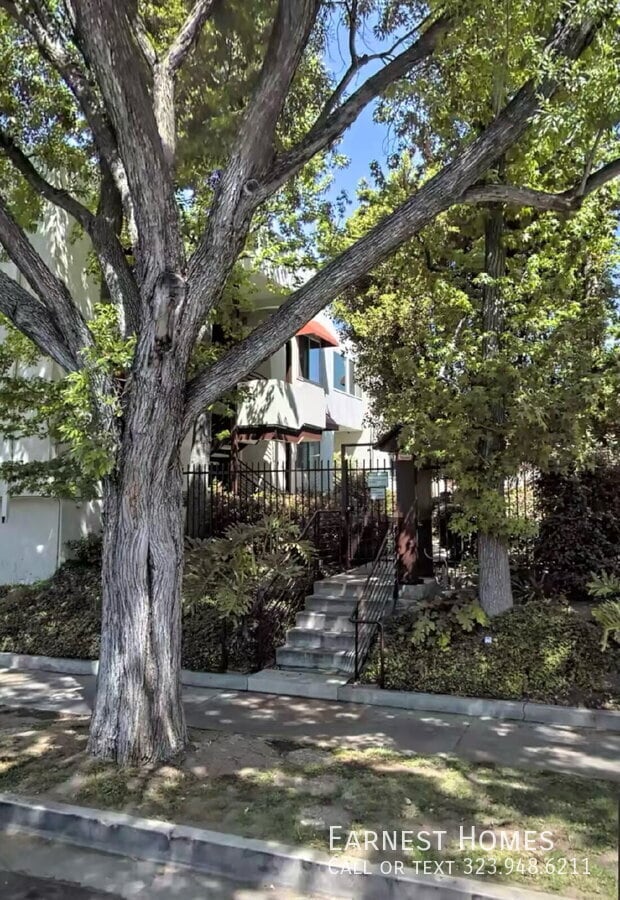 Building Photo - 5652 Yolanda Ave Unit 6