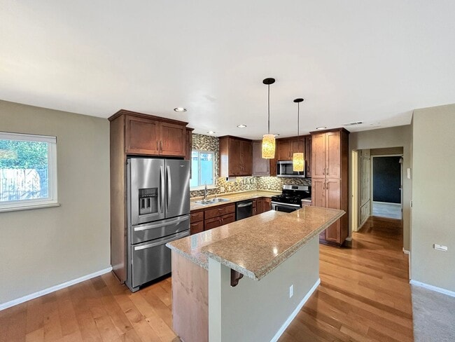 Beautiful 4BD/2BA W/ 2-Car Garage, AC, and... - Beautiful 4BD/2BA W/ 2-Car Garage, AC, and...