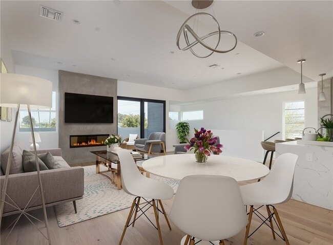 Photo - 617 Aviation Way