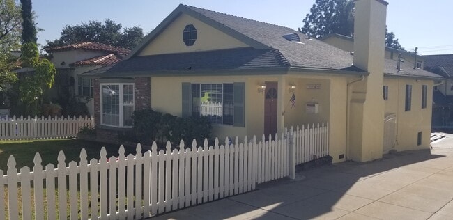 Building Photo - 2242 Mira Vista Ave Unit Front