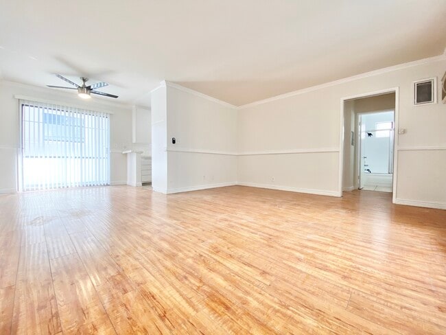 Photo - 5728 Camellia Ave Unit 204