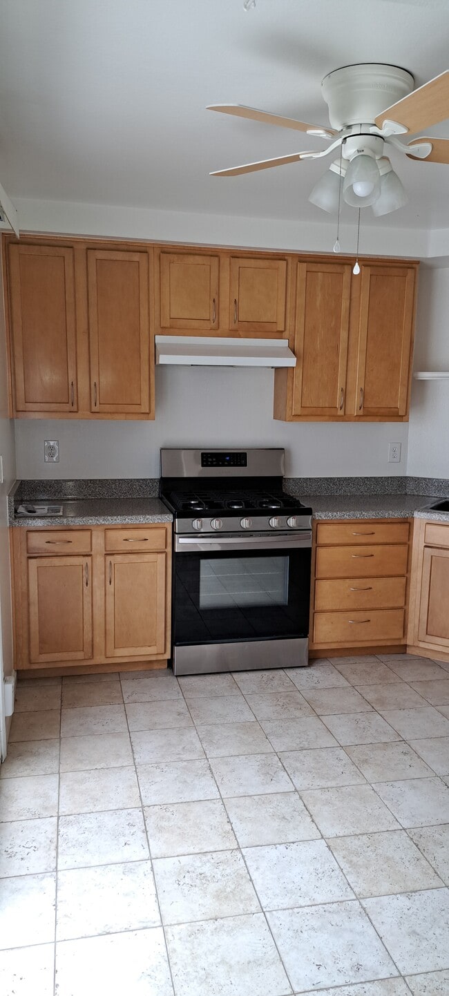 Eat-in Kitchen with 5 burner natural gas range and oven. - 314 20th St Unit D