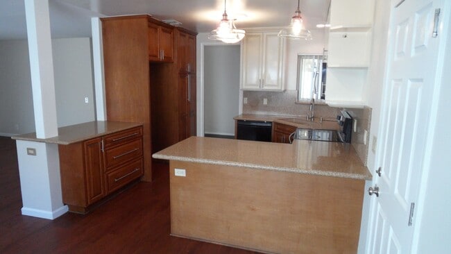Photo - Spacious 6 Bedroom, 3 Bathroom, Single Fam...