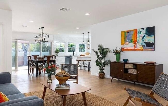 Photo - 3270 Hermanos St