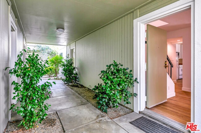 Photo - 22135 Burbank Blvd Unit 4