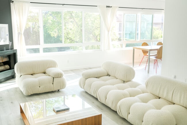 Building Photo - 10823 Camarillo St Unit 10823