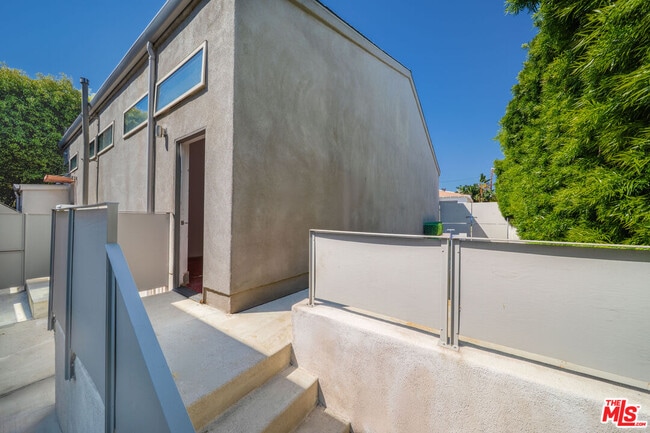 Photo - 726 W 37th St