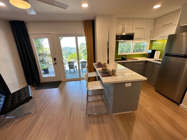 Building Photo - 4298 Avon Dr Unit Studio on the Hills - 2