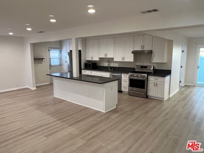 Building Photo - 10745 Saticoy St