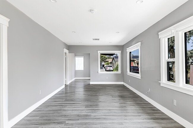 Building Photo - 2914 E 5th St