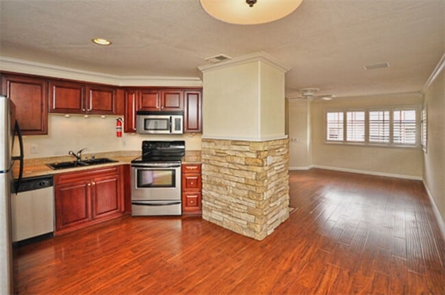 Immaculate Upper End 1 Bed 1 Bath Condo in... - Immaculate Upper End 1 Bed 1 Bath Condo in... Unit 4