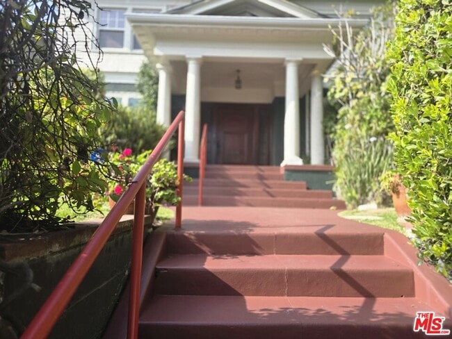 Building Photo - 317 S Norton Ave